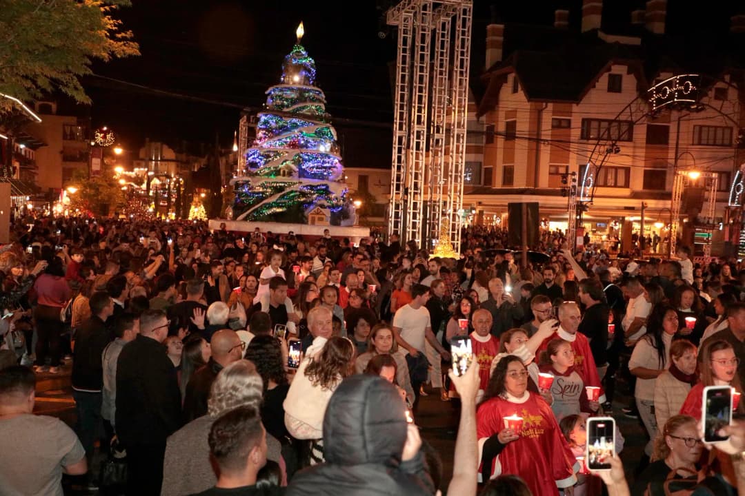 Caminho de Luzes iluminando as ruas de Gramado à noite.