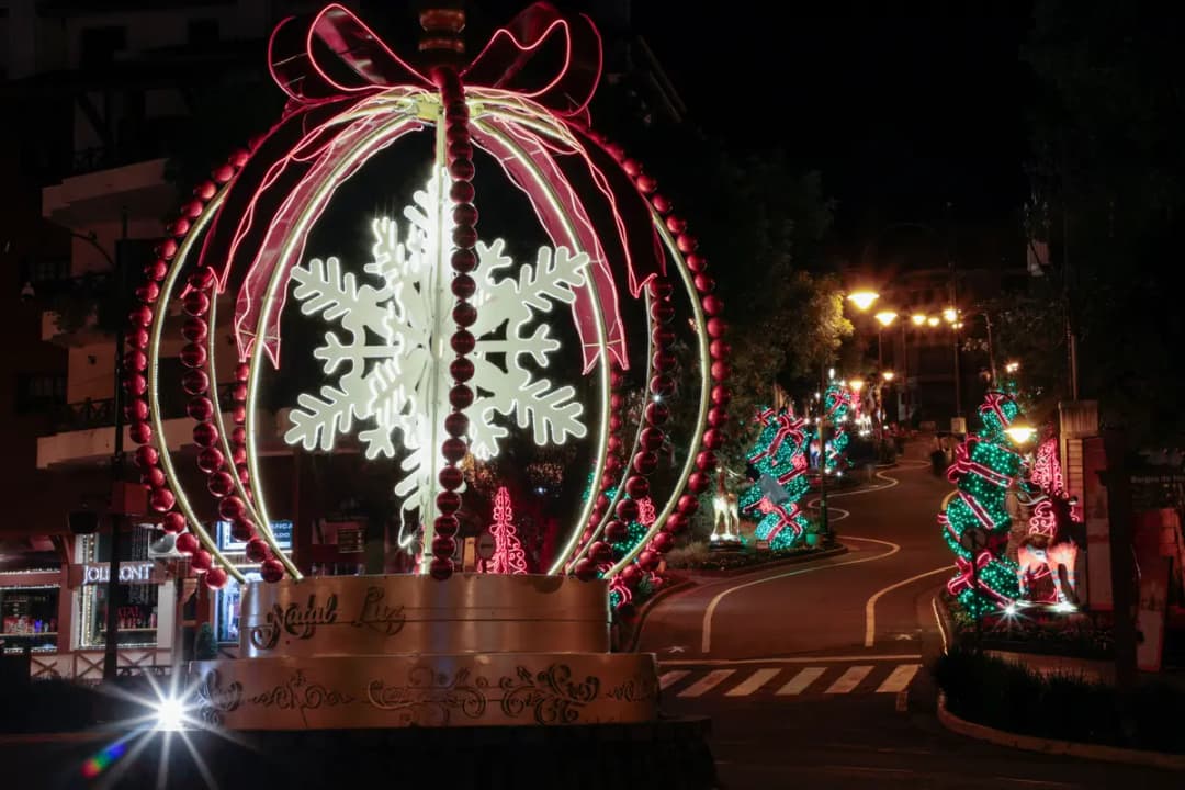 Gramado decorada e iluminada durante o Natal Luz.