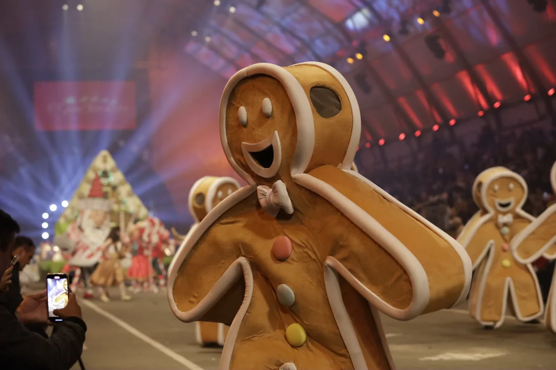 Carro alegórico e personagens no Grande Desfile de Natal, no Expogramado.