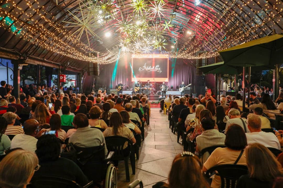 Apresentação musical no palco da Rua Coberta, em Gramado.