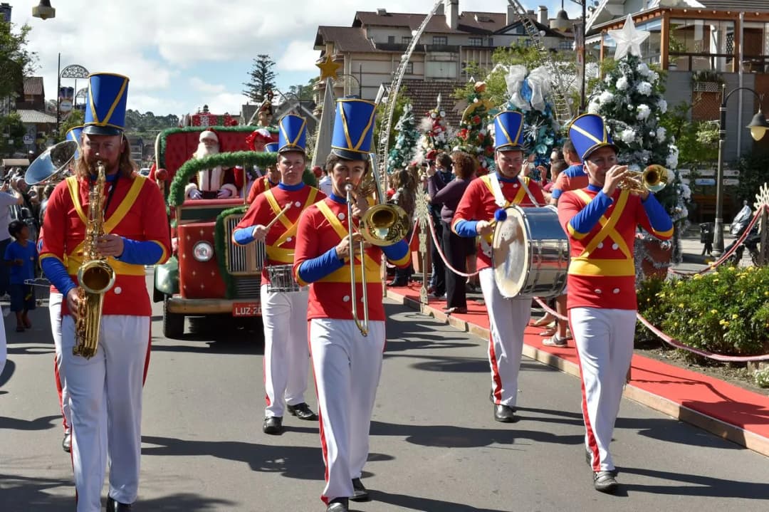 Personagens da Parada de Natal desfilando pelas ruas de Gramado.